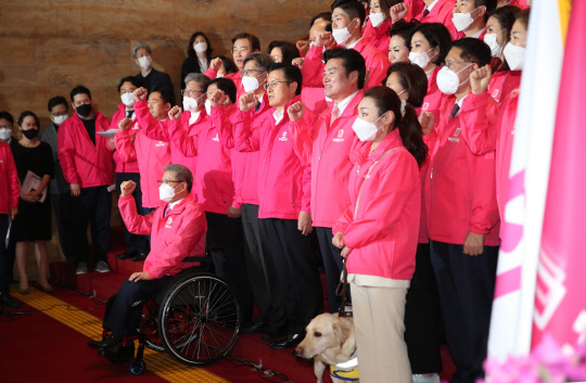 미래통합당과 미래한국당이 지난 1일 국회 로텐더홀 홀 앞 계단에서 열린 '나라살리기·경제살리기' 공동 선언식을 개최했다. 연합뉴스